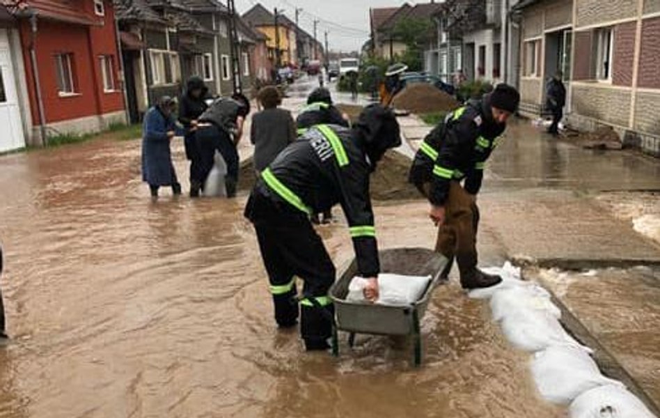 Avertizare cod roșu de inundații pentru râuri din Bihor, Cluj și Alba 