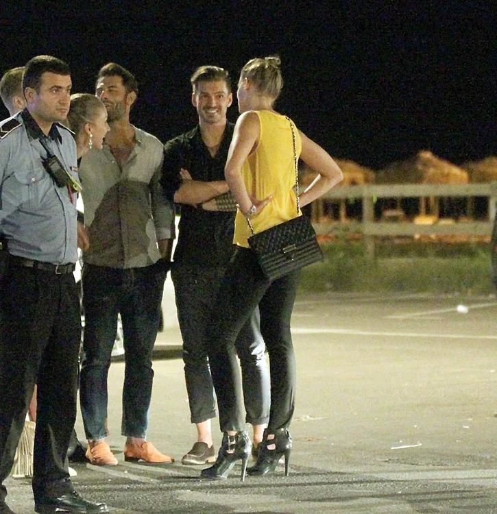 Bogdan Vlădău.  E un adevărat macho man.  Nimic nu-i rezistă.  El a venit într-un club de fiţe  din Mamaia însoţit de doi amici  şi a plecat cu două fete. 