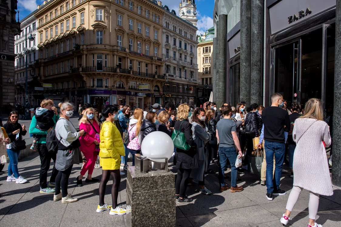 
    În Viena s-au format cozi în fața magazinelor de hainefoto: Guliver / GettyImages  