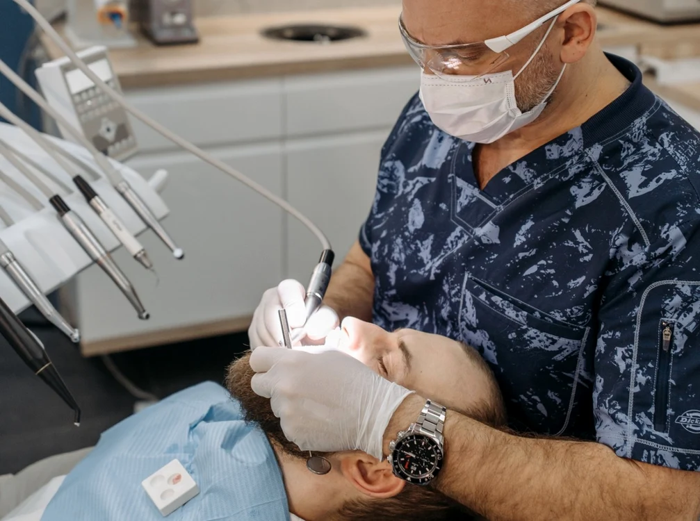Deţinutul acuză medicul stomatolog că i-a distrus dantura. Sursa foto: pexels.com