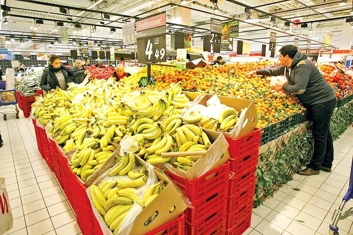 La rafturile cu fructe  şi legume erau ieri  cei mai mulţi clienţi 
