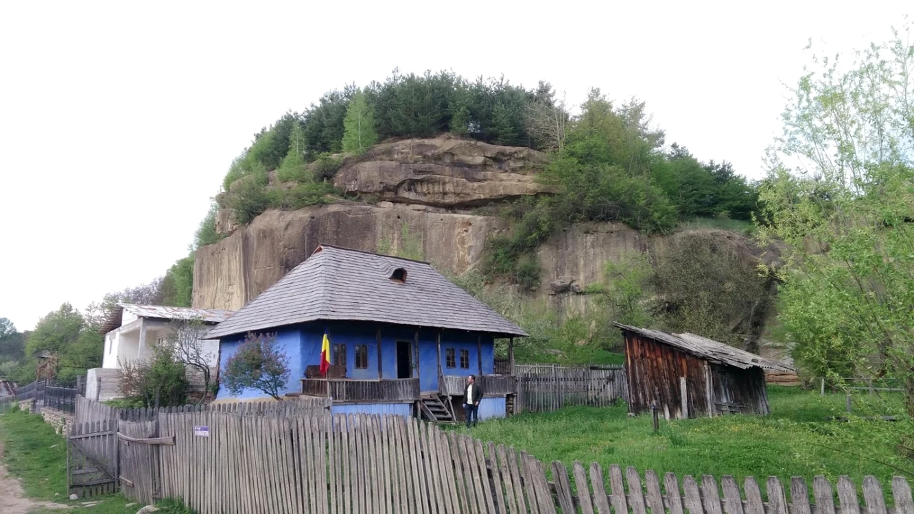 Căsuţa Albastră din satul Jgheaburi din Argeş este într-un peisaj idilic FOTO: Denis Grigorescu