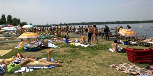 În timpul verii plaja de la Lacu Sărat atrage zilnic sute de localnici FOTO Iulian Minea