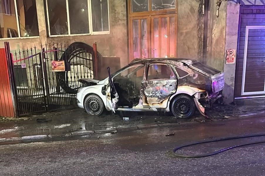 Un bărbat a ajuns intubat şi cu arsuri grave la spital, după ce şi-a dat foc în maşină. Scandal monstru cu soţia