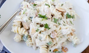 Salata de paste cu pui si lamaie jpeg