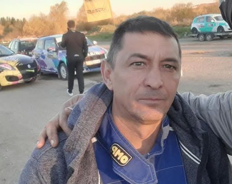 Renumit pilot de raliuri din România, mort într-un stupid accident petrecut în timpul unei etape oficiale. A fost lovit de o roată desprinsă în mers