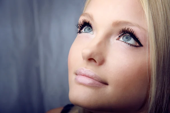 femeie frumoasa ochi albastri jpeg