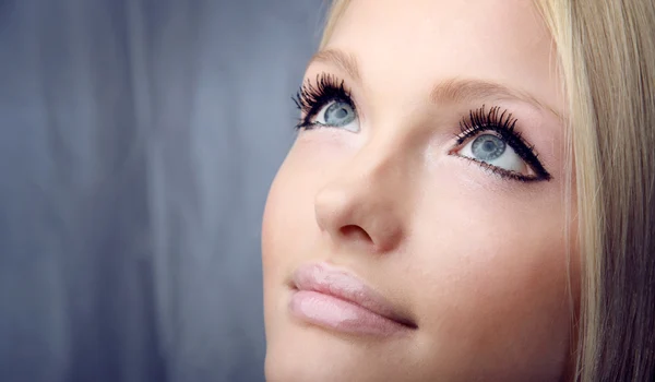 femeie frumoasa ochi albastri jpeg