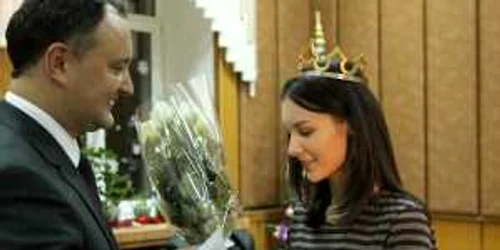TUDOR IOVU Preşedintele Federaţiei de şah, Igor Dodon a încoronat-o pe Miss Şah-2011, Diana Baciu
