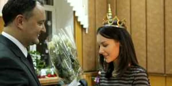 TUDOR IOVU Preşedintele Federaţiei de şah, Igor Dodon a încoronat-o pe Miss Şah-2011, Diana Baciu