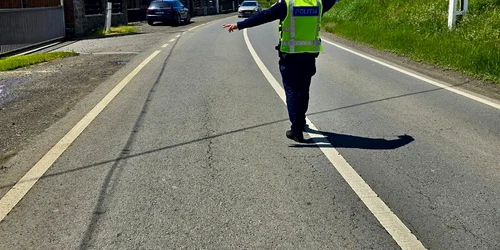 politist care opreste o masina Foto IPJ Mureș jpg