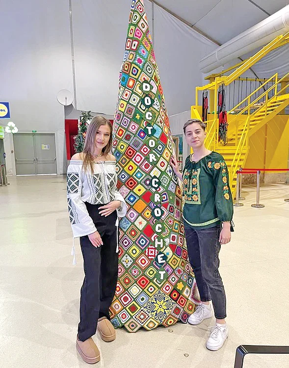 Unul dintre cei  doi brazi croşetaţi