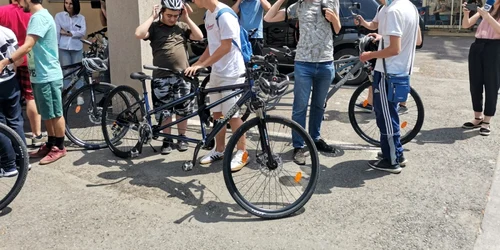 Biciclete tandem pentru nevăzătorii care fac turul Timişoarei FOTO Ş.Both