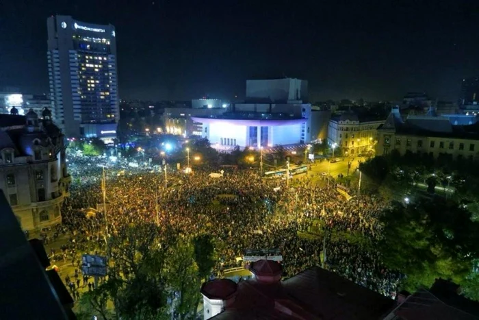 Începând cu 3 noiembrie, Piaţa Universităţii din Bucureşti a fost inundată de protestatarii revoltaţi împotriva corupţiei care face posibile tragedii precum cea de la Clubul Colectiv. FOTO: europafm.ro