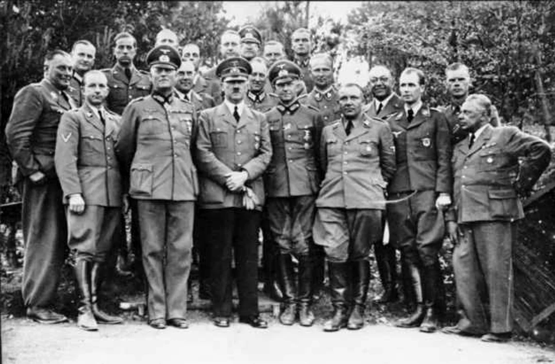 Martin Bormann, al doilea din stanga lui Hitler | Sursa: Arhivele Federale Germane