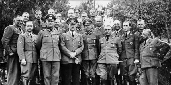 Martin Bormann si Adolf Hitler Wikipedia