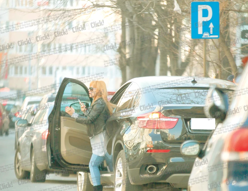 Anda Adam a oprit pe trecerea de pietoni (FOTOGRAFII: MIHAI IONESCU)