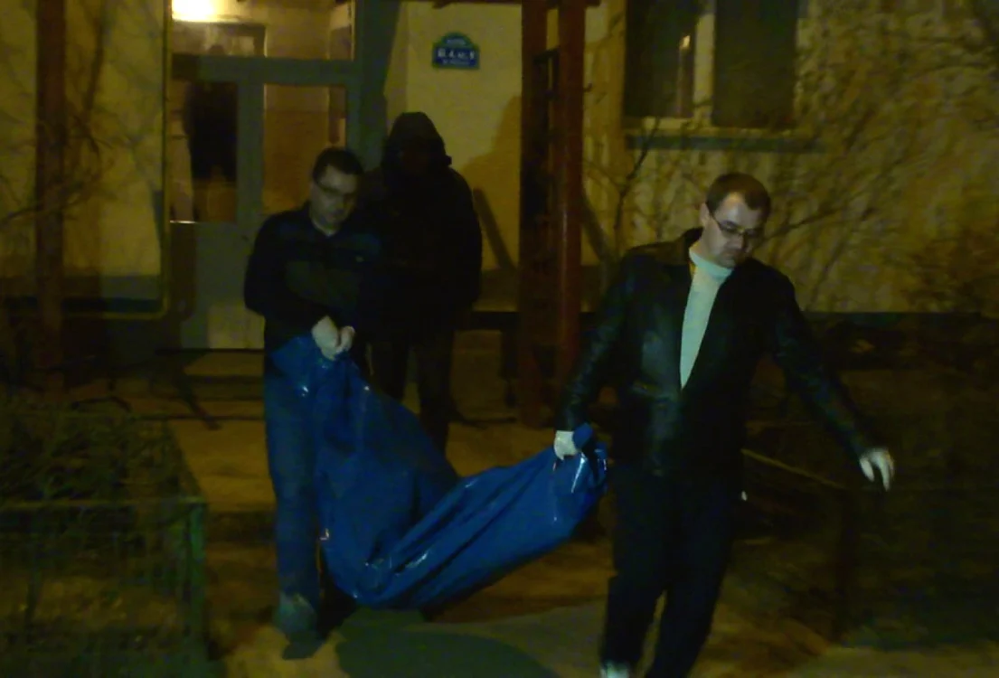 Macabra descoperire a fost făcută de pompieri într-un bloc de lângă Şcoala de Poliţie (FOTO: M. Manea)