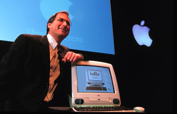 Steve Jobs şi primul iMac, reeditând imaginea cu primul Macintosh. FOTO FanPop.com