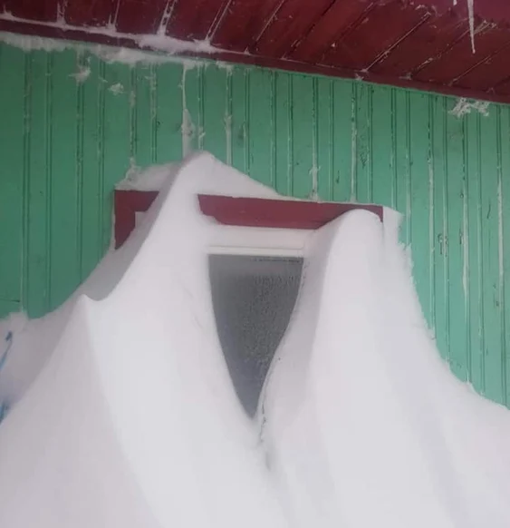 Zăpada este până aproape de streașină. SURSA Adelyn Mady 