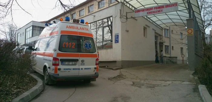 Tânărul a fost dus cu ambulanta la spital FOTO botosaninews.ro