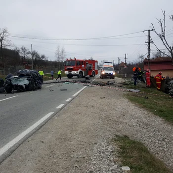 Accident pe DN 67 în Tomşani - Vâlcea - ambii şoferi au murit în urma impactului violent Foto Adevărul