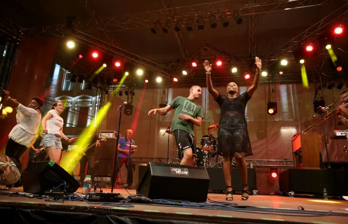 Liv Warfield (dreapta) cu un moment înainte de a fi sărutată pe scenă   FOTO & VIDEO: Florin Ghioca