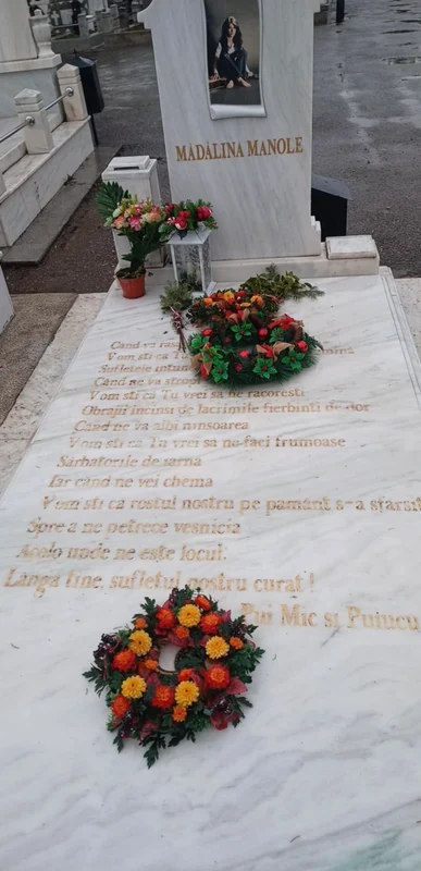 Mormântul Mădălinei Manole de la cimitirul Bolovani din Ploiești, “ împodobit” de Crăciun foto: Arhivă personală 