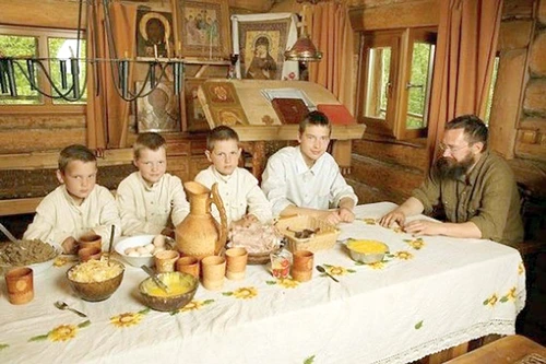 Mănâncă din vase de lut
