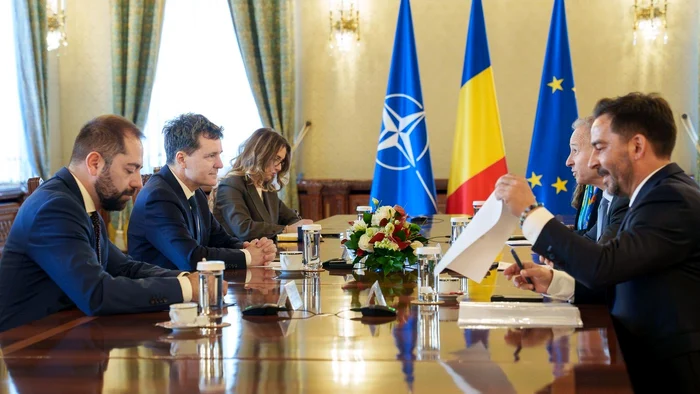 Colaj foto cu o pompă de carburant, butoaie de petrol și un grafic bursier