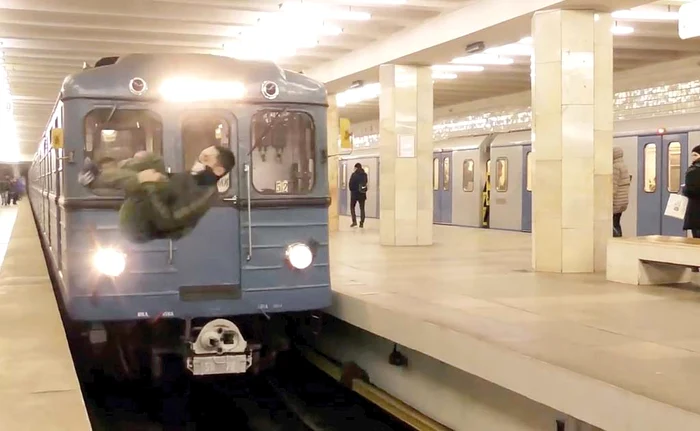 
    Rusul a scăpat de la moarte, milimetric, după ce a făcut o cascadorie care a şocat întreaga lume  