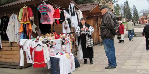 Magdalena Dudău din Brezoi realizează costume populare