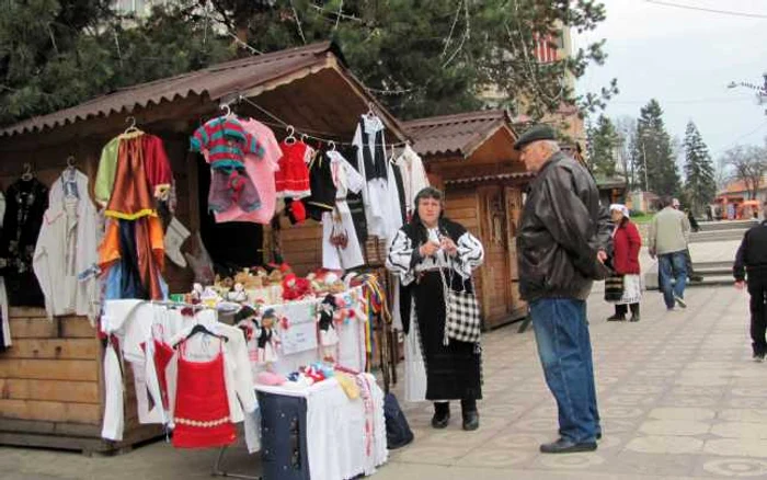 Magdalena Dudău din Brezoi realizează costume populare