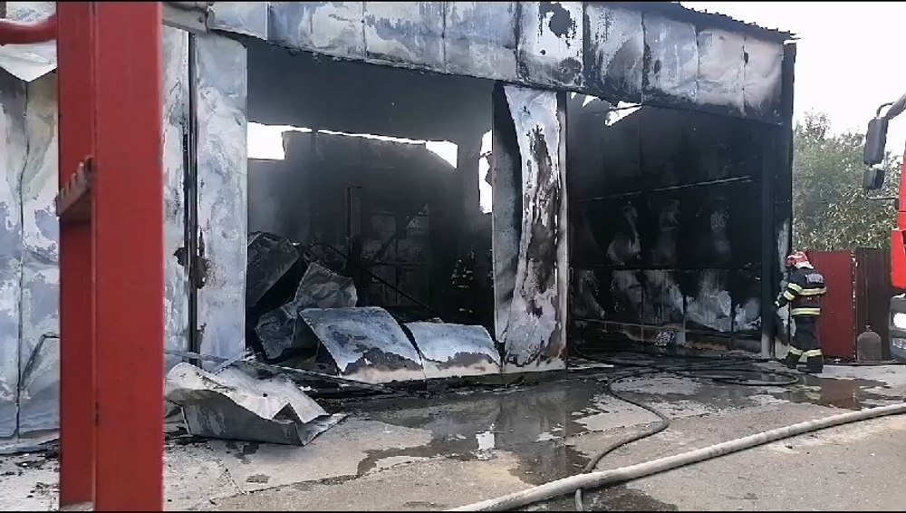 Bărbat rănit și cinci autoturisme distruse, într-un incendiu care a distrus un service din județul Buzău VIDEO