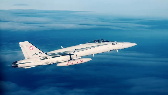 Aeronava elvețiană în timp ce însoțește avionul Spartan: Foto: Facebook/Nicușor Dan 