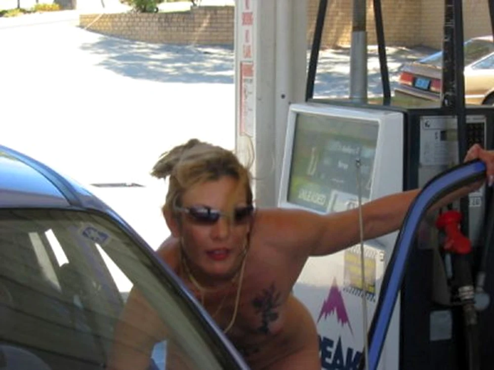 Blonda goală a tulburat spiritele la benzinărie.