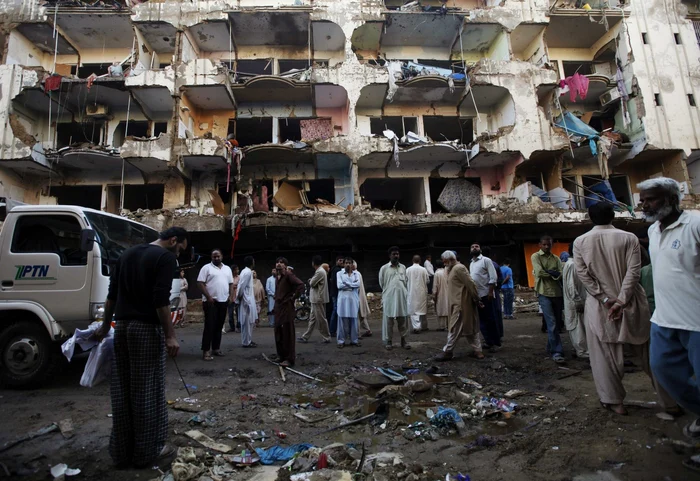 Deflagraţiile s-au produs la intrarea în cartierul musulman şiit Abbas Town FOTO Reuters