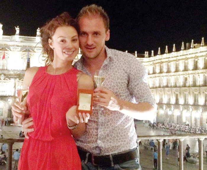 
    Fostul jucător din Ştefan cel Mare nu a părăsit singur România, ci însoţit de iubita sa, Beatrice  