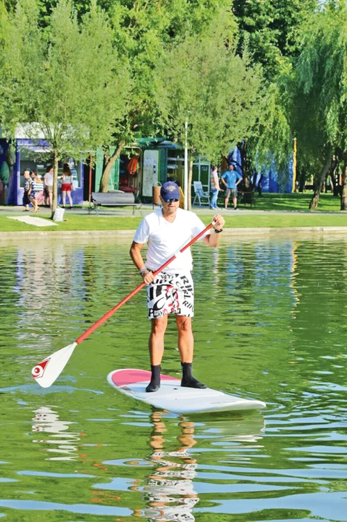 
    Cătălin ia lecții de  caiac-canoe, deși  medicii i-au interzis  să facă efort fizic    