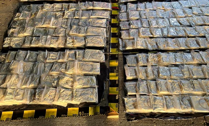 Cocaina era ascunsă în rulotă FOTO DIICOT