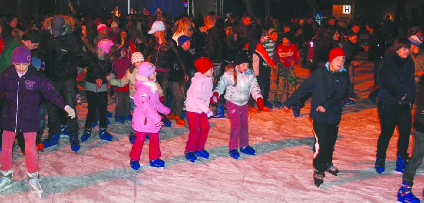 Patinoarul s-a umplut aseară de copii, dornici să-şi exerseze paşii şi piruetele