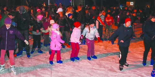 Patinoarul s-a umplut aseară de copii, dornici să-şi exerseze paşii şi piruetele