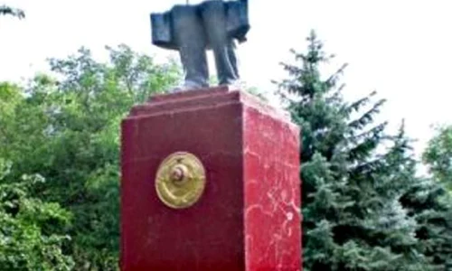 Statuia lui Lenin, din Reni, dărâmată de români?! jpeg