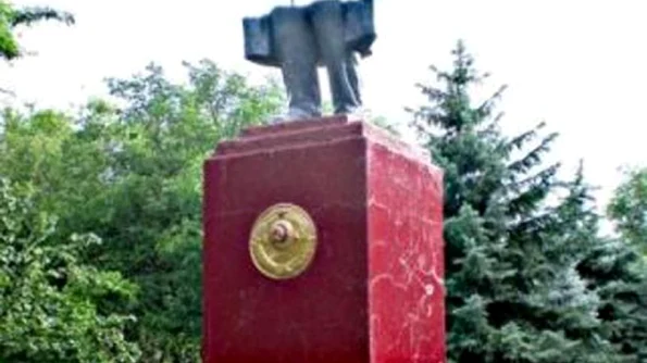 Statuia lui Lenin, din Reni, dărâmată de români?! jpeg