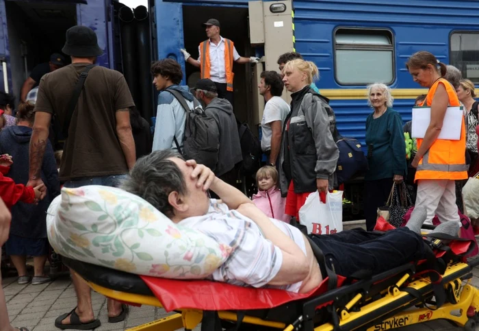 Locuitori evacuaţi din Doneţk şi Lugansk FOTO AFP