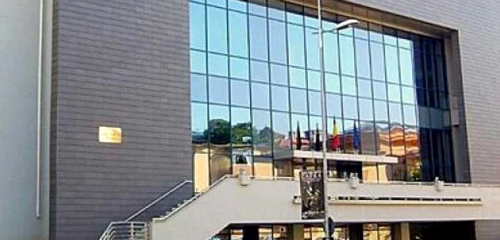 Cei trei vor fi prezentaţi astăzi Tribunalului Argeş cu propunere de arestare preventivă pentru 30 de zile.