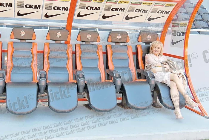 Neli Lucescu, alături de  peretele de granit pe  care sunt prezentate  performanţele lui  Mircea Lucescu (Fotografii: Alexandra Dragu)