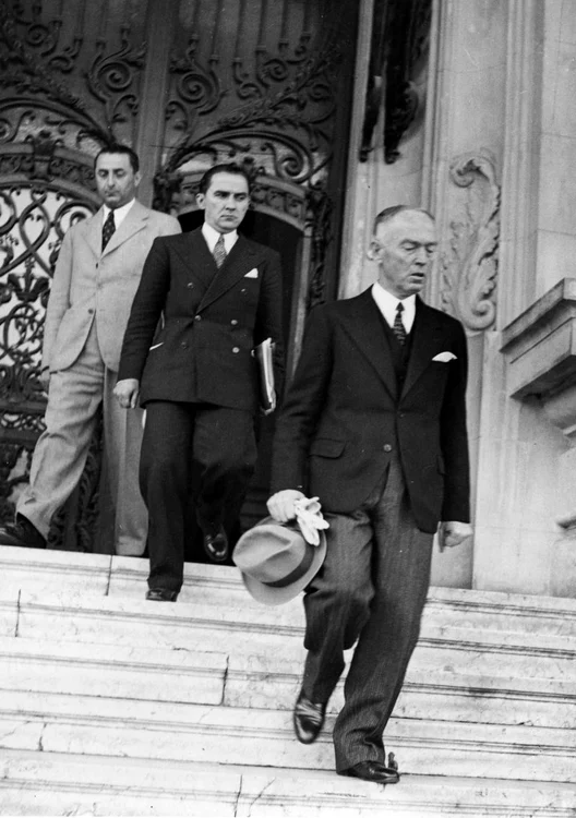 Mareşalul Ion Antonescu,  în haine civile; imediat în spatele său,  Mihai Antonescu,  ministru al Afacerilor Străine în perioada ianuarie 1941-23 august 1944