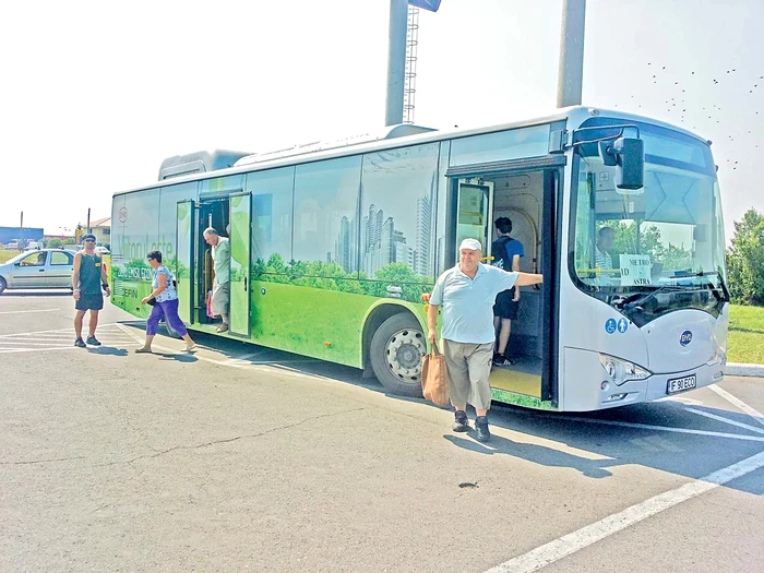 
    Ploieştenii sunt încântaţi de maşina ecologică și silenţioasă cu care sunt plimbaţiFotografii: Andreea Dancu  