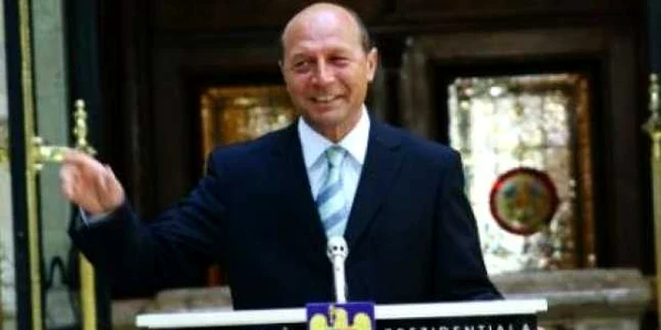 Băsescu spune că tăierea pensiilor ar fi fost mai eficientă decât majorarea TVA